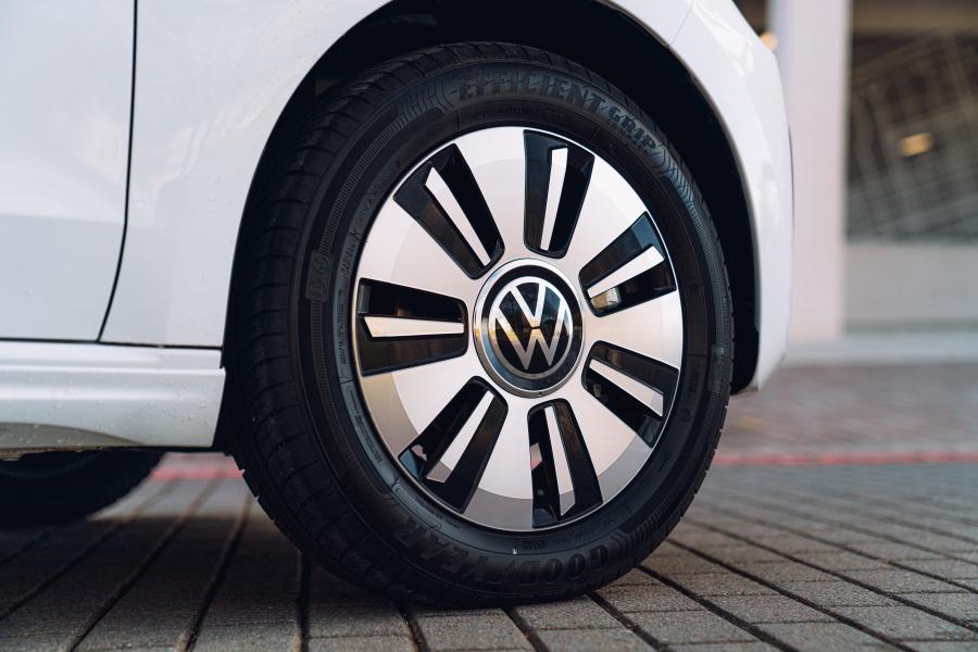 Колеса Volkswagen e-up! 2020 года  (UK) (фото 21 из 40)